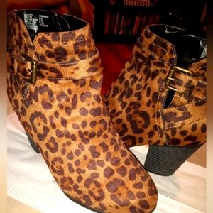 Women's size 8 1/2 cute little boots. Cheetah